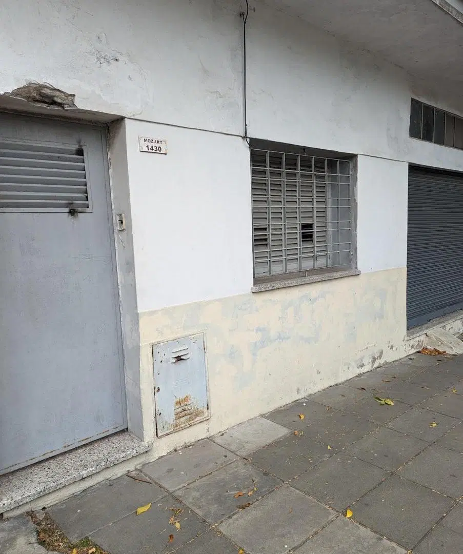 Casa a refaccionar de tres ambientes sobre lote 8,66 x 46 con local al frente 5
