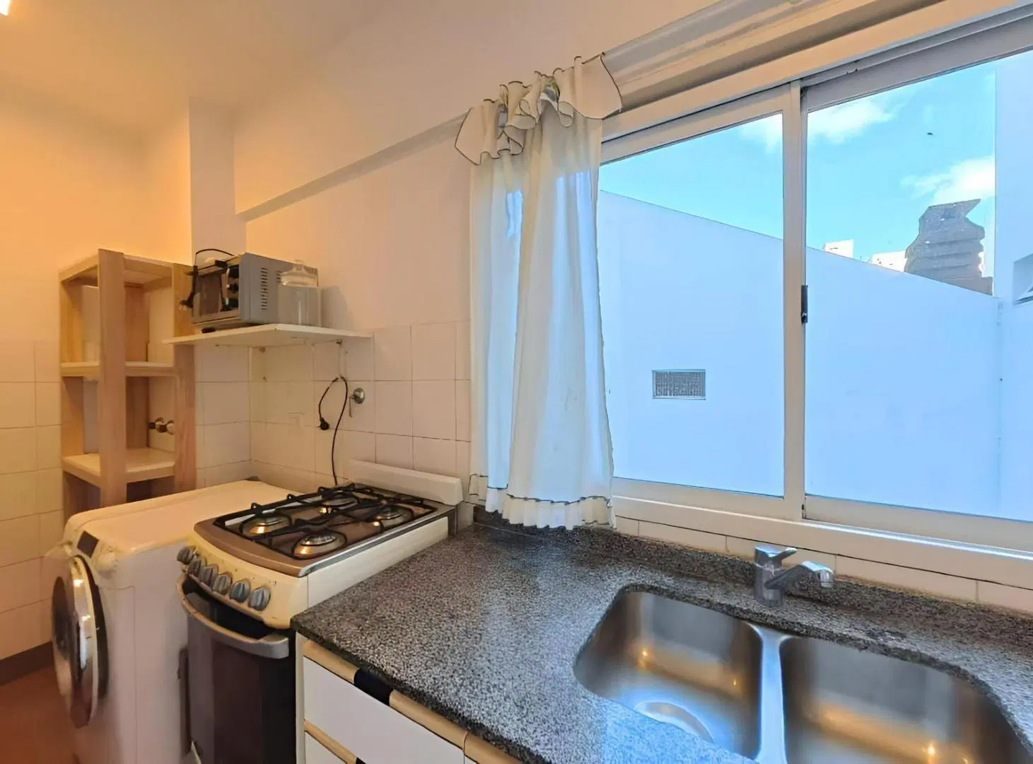 Departamento en venta de 3 AMBIENTES con Balcón C/FRENTE COCHERA FIJA Excelente estado 3