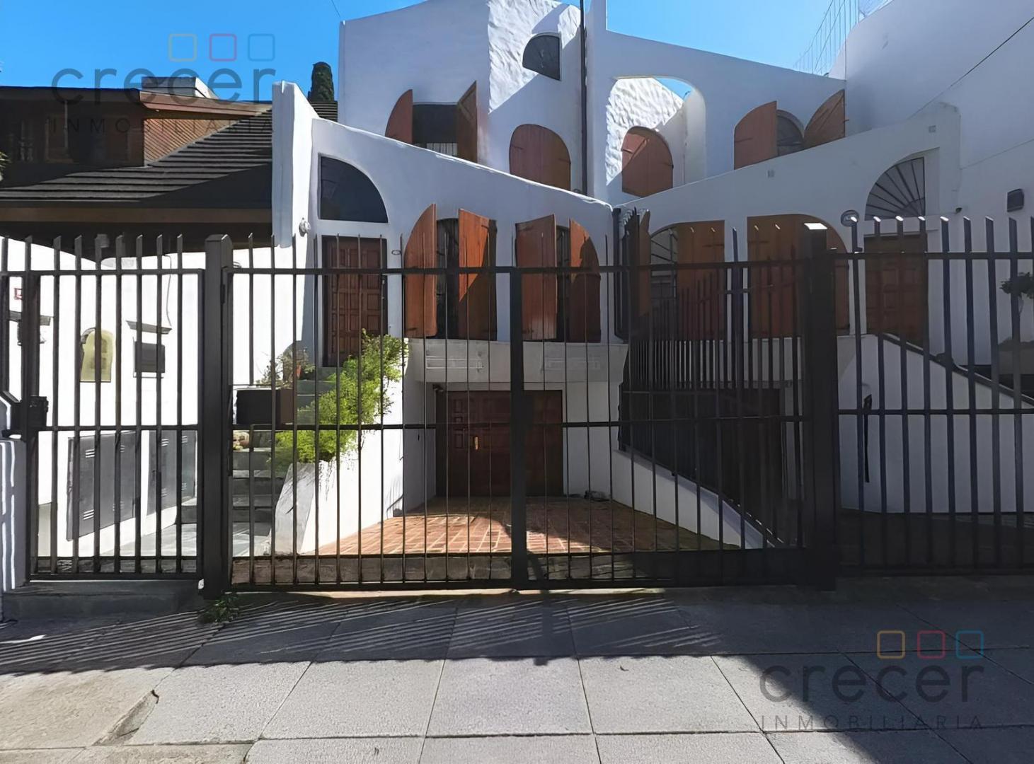 Foto de Casa en venta triplex 6 ambientes parrilla jardin y doble cochera Villa, imagen 2