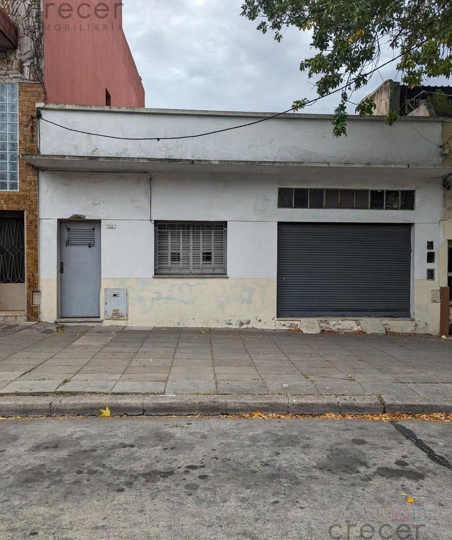 Foto de Casa a refaccionar de tres ambientes sobre lote 8,66 x 46 con local al, imagen 3