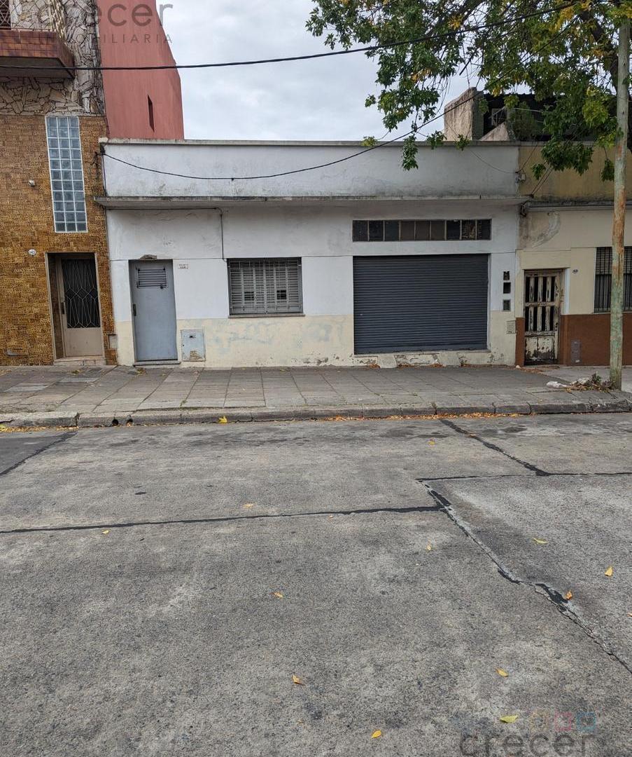 Foto de Casa a refaccionar de tres ambientes sobre lote 8,66 x 46 con local al, imagen 1