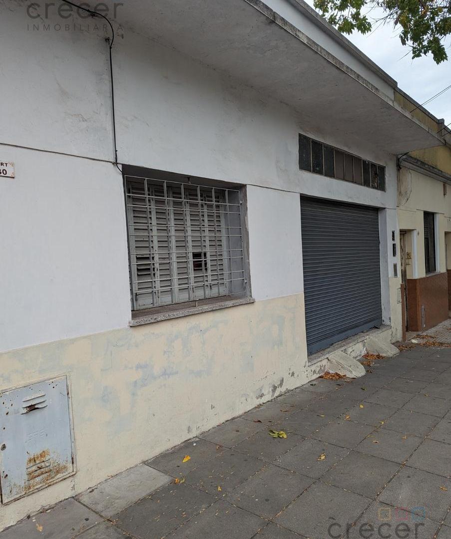 Foto de Casa a refaccionar de tres ambientes sobre lote 8,66 x 46 con local al, imagen 4