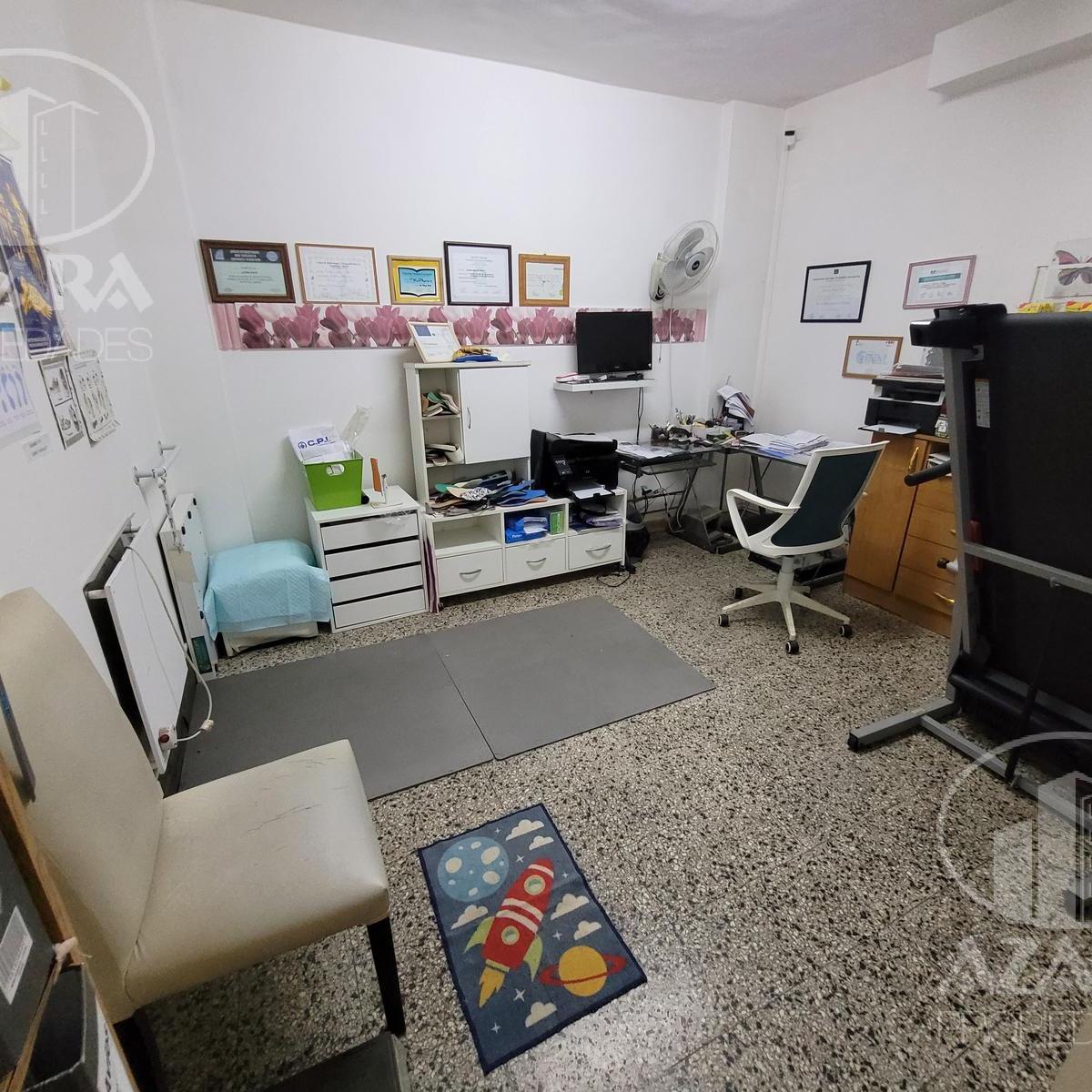Local a La Calle con Vidriera, Oficinas y Baño en Zona Comercial 5