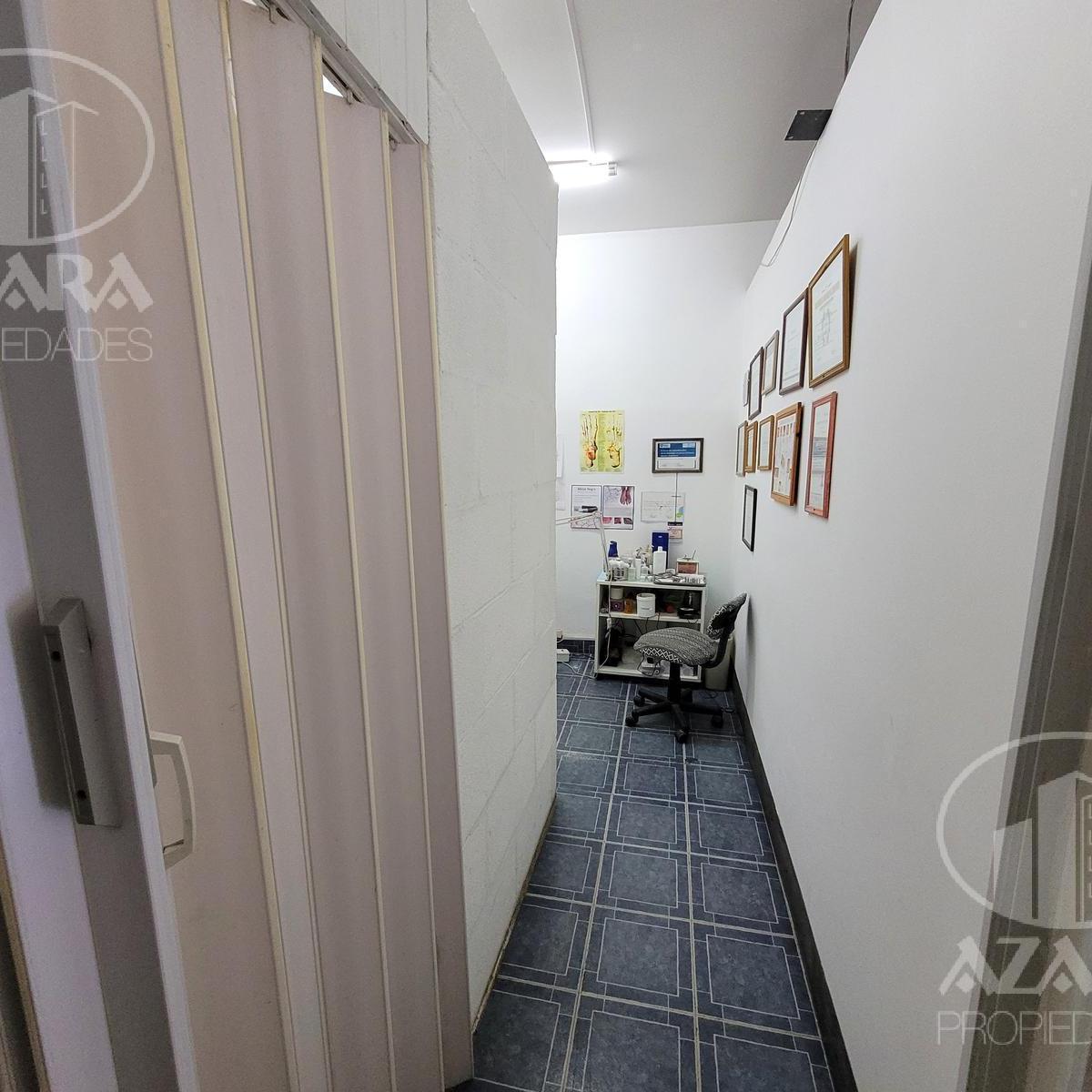 Local a La Calle con Vidriera, Oficinas y Baño en Zona Comercial 4