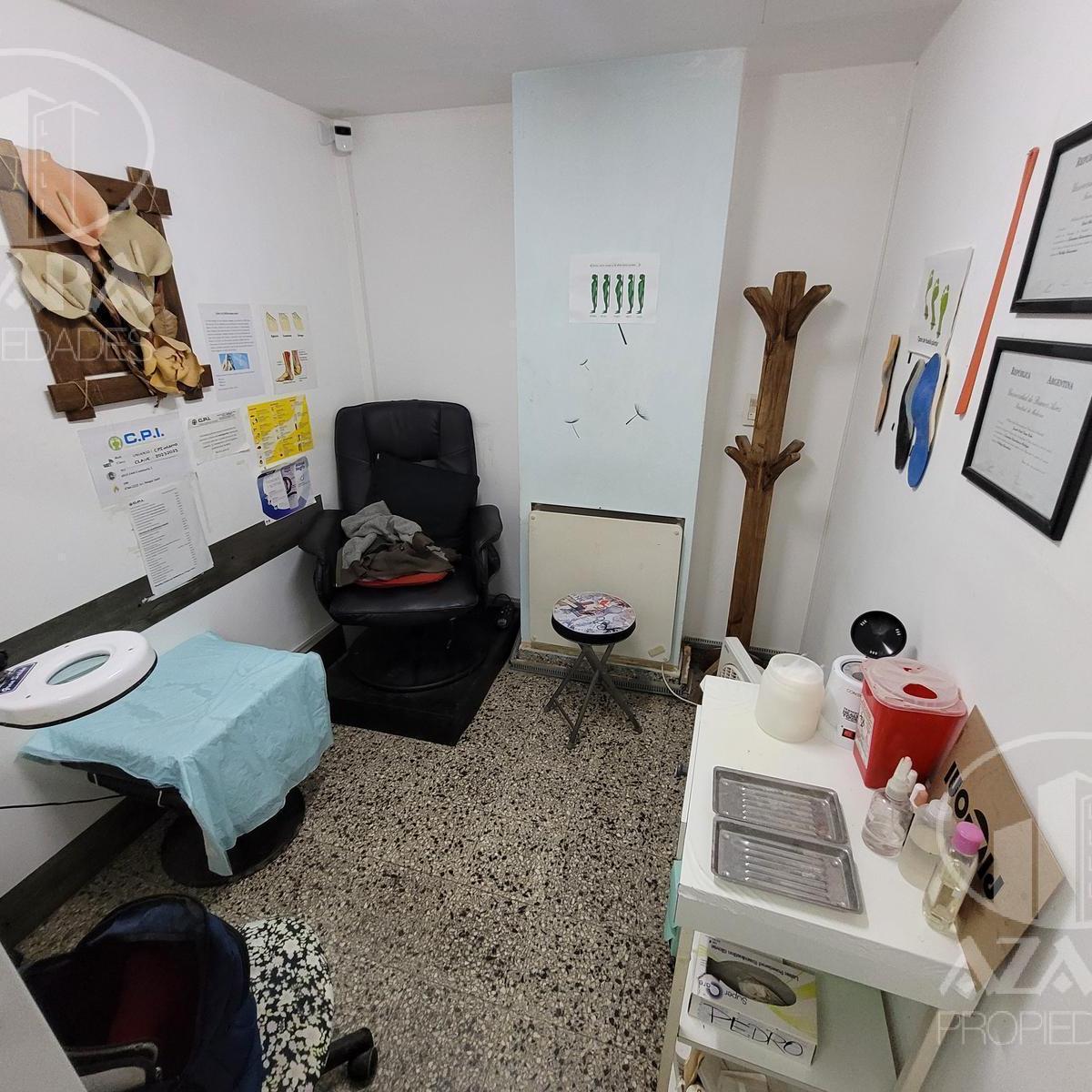 Local a La Calle con Vidriera, 7 Oficinas y Baño en Centro Comercial de Florida m 5
