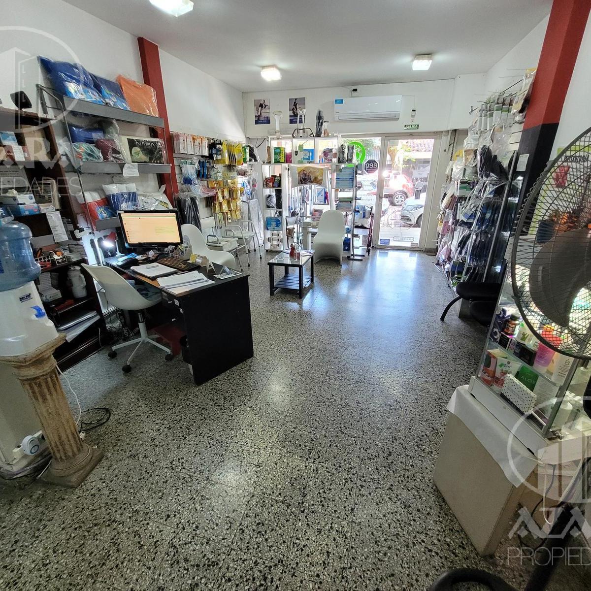 Local a La Calle con Vidriera, 7 Oficinas y Baño en Centro Comercial de Florida m 1