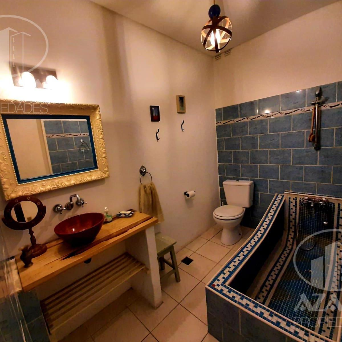Casa con Muy Buenos Ambietnes en Dos Plantas 9 Ambientes en Florida en Venta 3