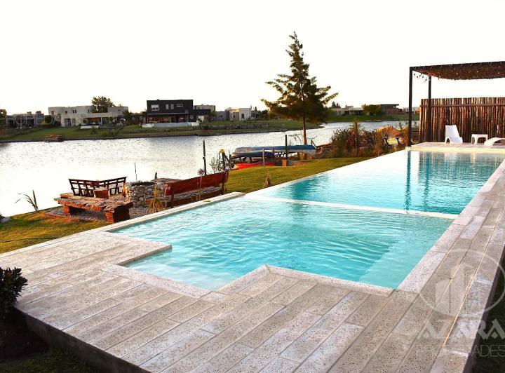 Hermosa casa de 4 ambientes amoblada con acceso propio a la laguna y amenities