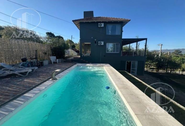 Casa  5 AMB sobre un lotazo  en venta en Cordoba