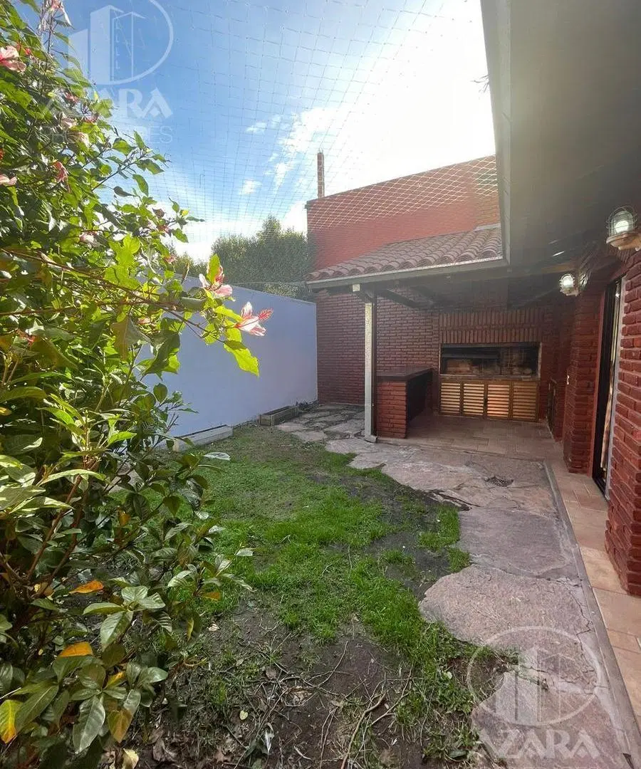 ¡Excelente PH de 2 ambientes en PB al fondo con entrada independiente y gran jardín propio! 1