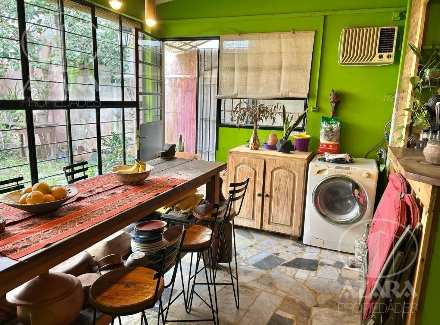 Casa en Olivos con local y garage 4