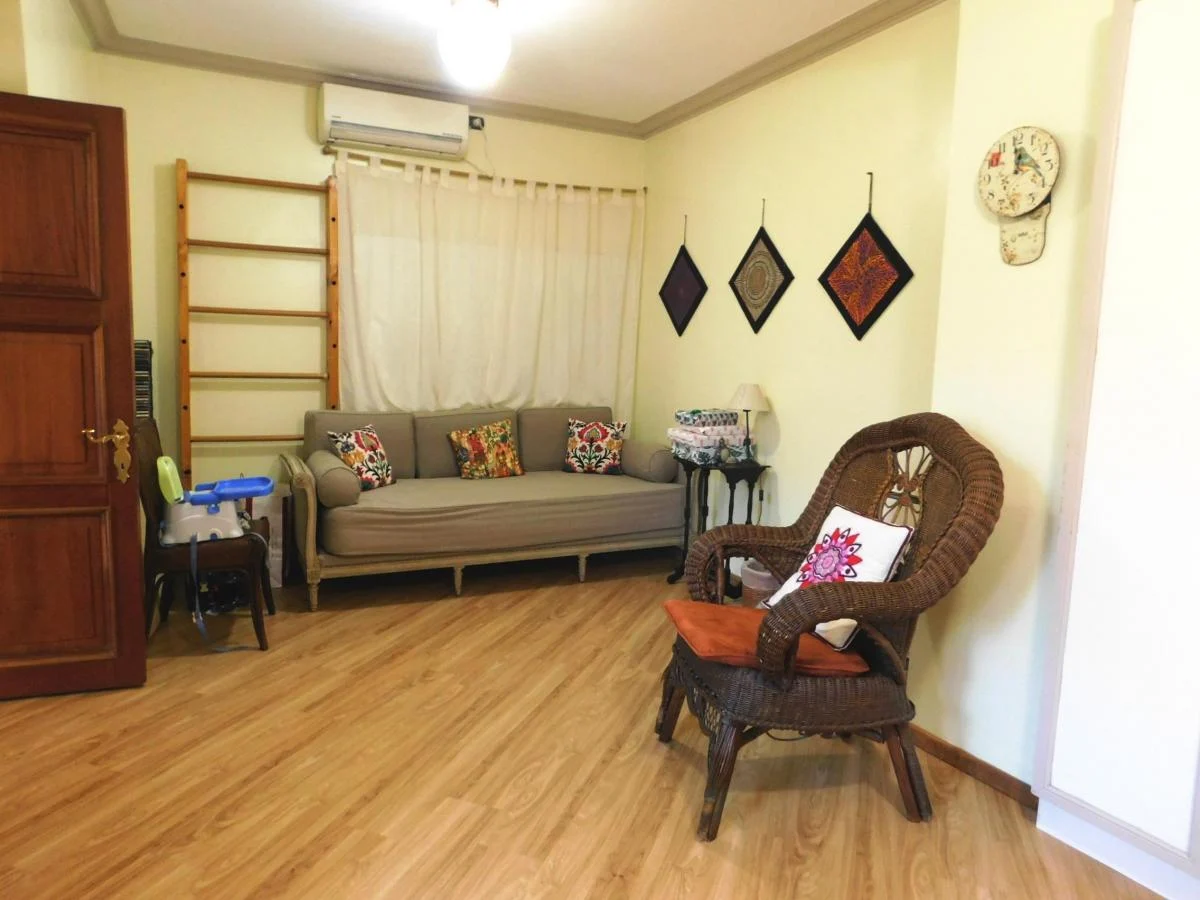 Extraordinaria Casa en Esquina de 7 Ambientes y Jardín Parquizado 1