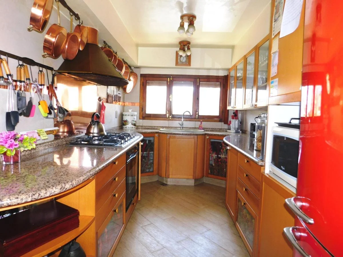 Extraordinaria Casa en Esquina de 7 Ambientes y Jardín Parquizado 3