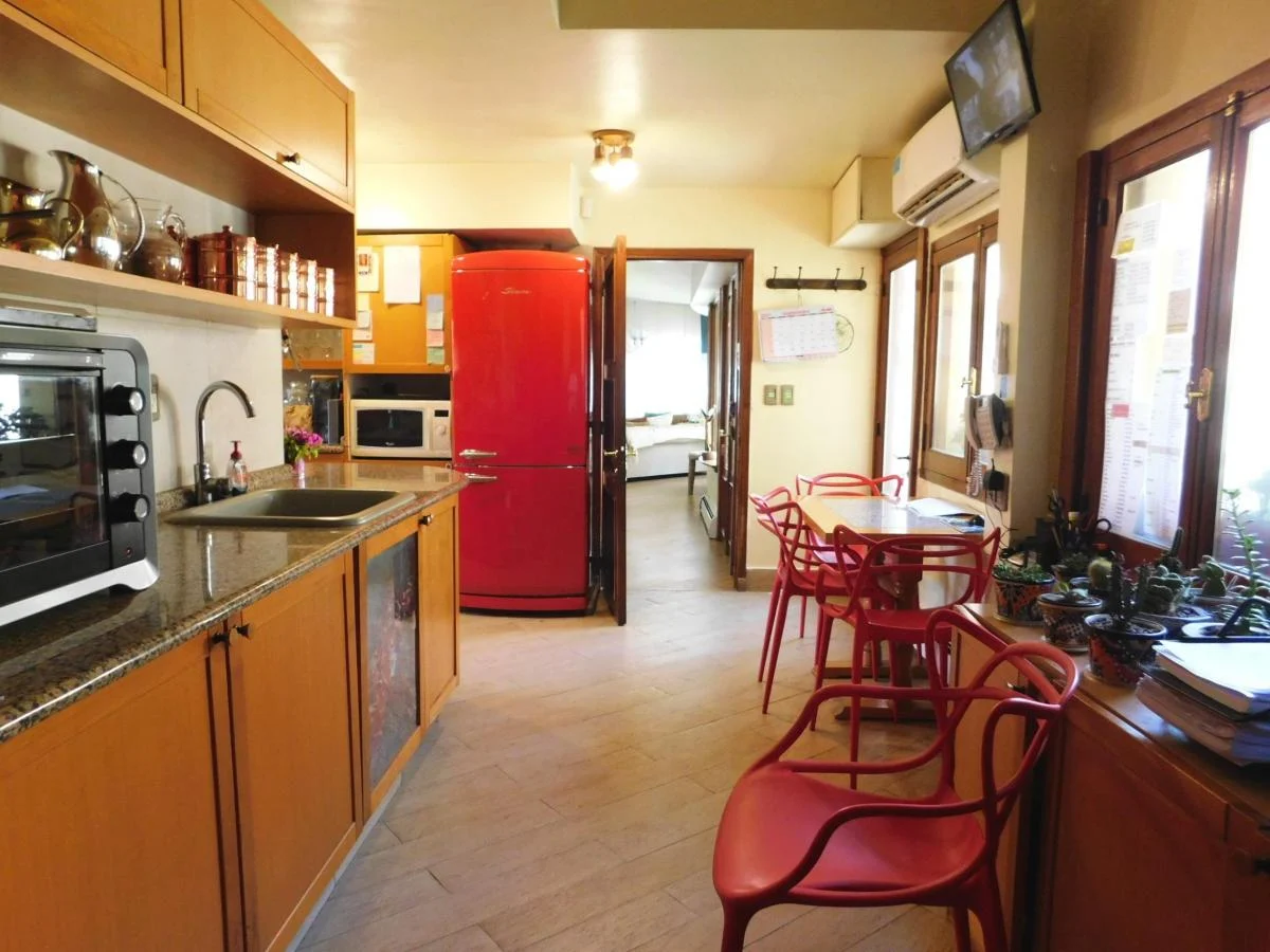 Extraordinaria Casa en Esquina de 7 Ambientes y Jardín Parquizado 2