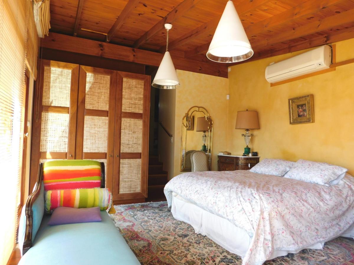 Extraordinaria Casa en Esquina de 7 Ambientes y Jardín Parquizado 5