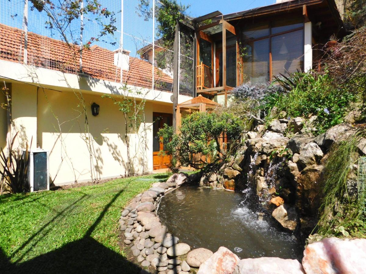Extraordinaria Casa en Esquina de 7 Ambientes y Jardín Parquizado 4