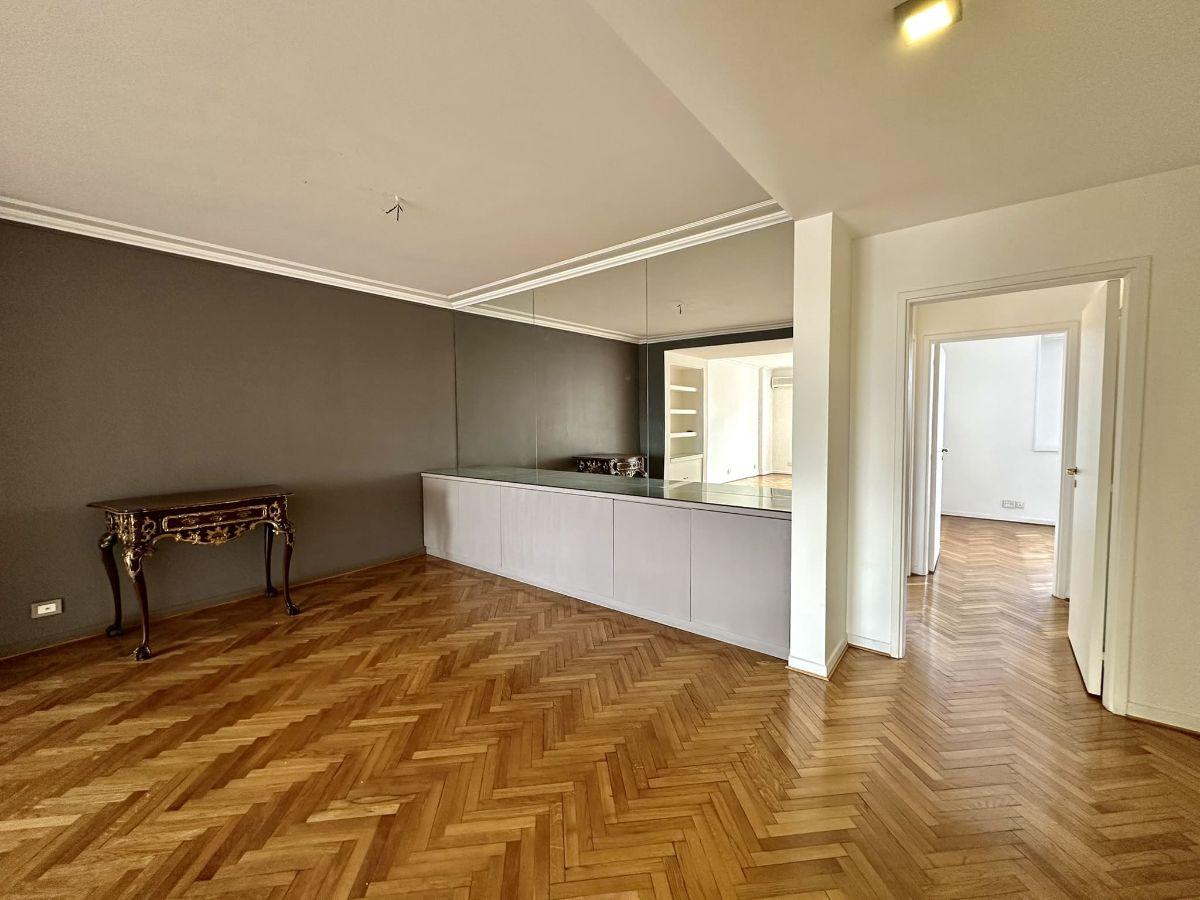 Foto de Venta Posadas y Cerrito | Edificio Sudamérica 3 ó 4 Ambientes Muy Alto, imagen 2