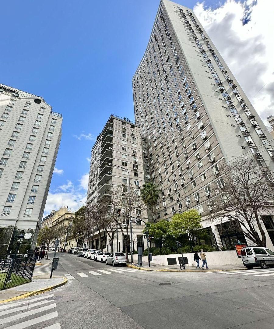 Foto de Venta Posadas y Cerrito | Edificio Sudamérica 3 ó 4 Ambientes Muy Alto, imagen 1