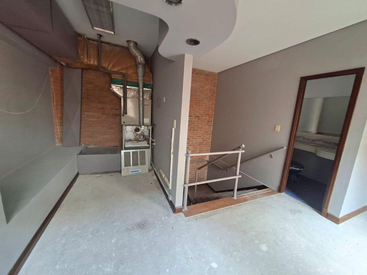 Foto de EXCELENTE OPORTUNIDAD DE INVERSIÓN /Edificio Comercial y de Oficinas en, imagen 2