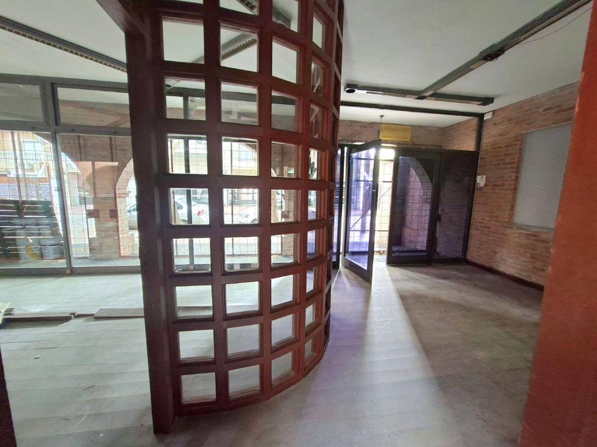 Foto de EXCELENTE OPORTUNIDAD DE INVERSIÓN /Edificio Comercial y de Oficinas en, imagen 5
