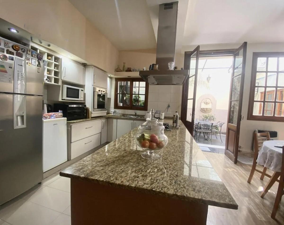 Excelente Casa de Estilo con Ascensor, Patio, Terraza, Quincho Parrilla 5
