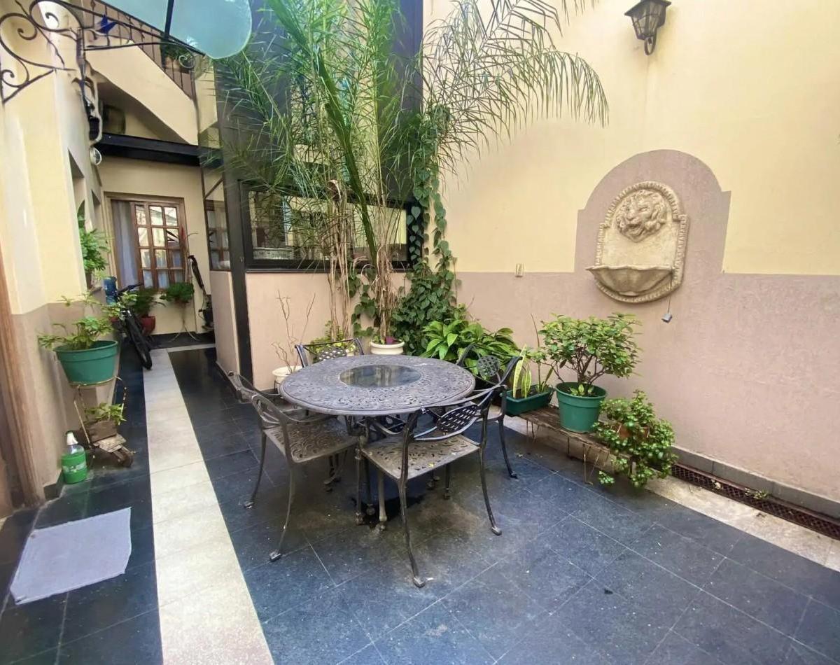 Excelente Casa de Estilo con Ascensor, Patio, Terraza, Quincho Parrilla 2