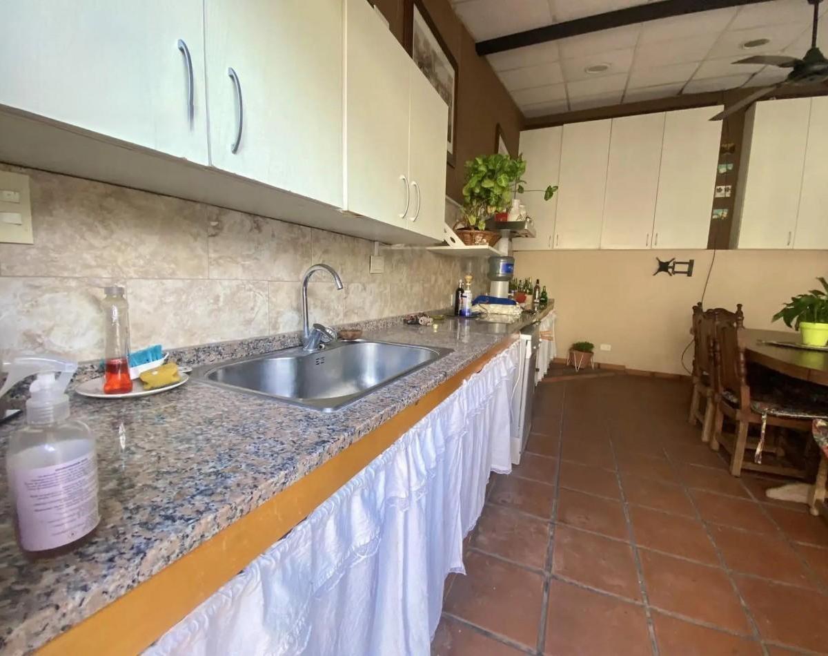 Excelente Casa de Estilo con Ascensor, Patio, Terraza, Quincho Parrilla 1