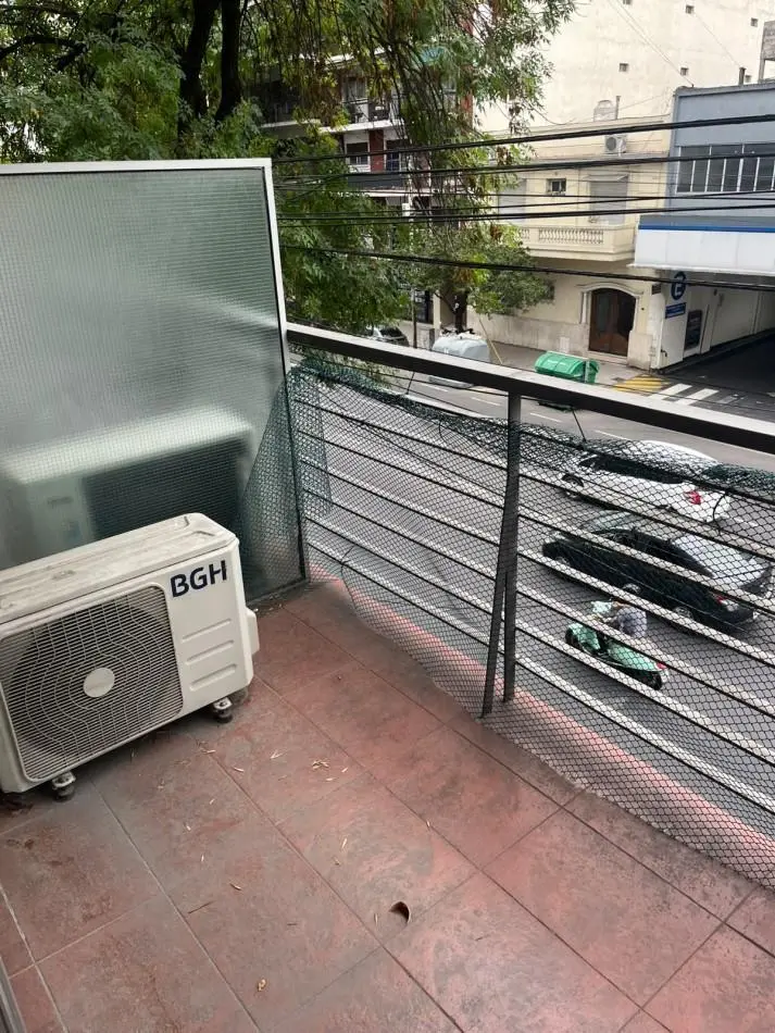 SE ALQUILA MONOAMBIENTE AL FRENTE CON BALCON SOBRE AVENIDA MUY LUMINOSO 5