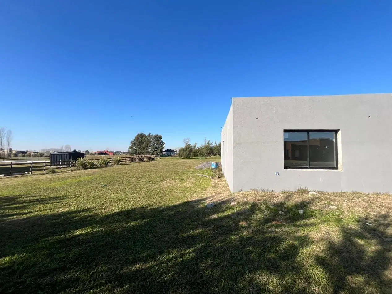 HERMOSA CASA A ESTRENAR SOBRE LOTE DE 2000 M2 EN EL ESPINILLO GOLF CLUB DE CAMPO 2