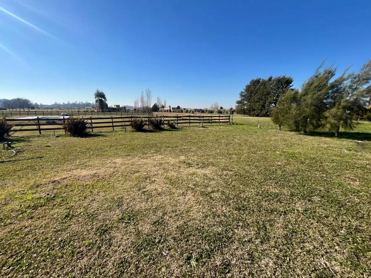 HERMOSA CASA A ESTRENAR SOBRE LOTE DE 2000 M2 EN EL ESPINILLO GOLF CLUB DE CAMPO 4