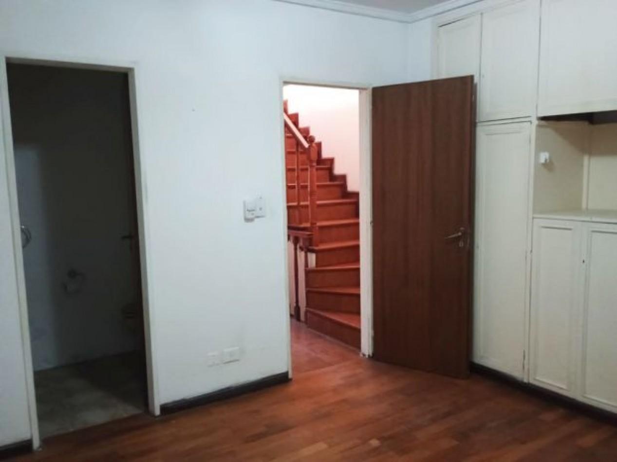 Foto de SE ALQUILA TRIPLEX 4 AMBIENTES EXCELENTE UBICACION !! SIN EXPENSAS, imagen 2