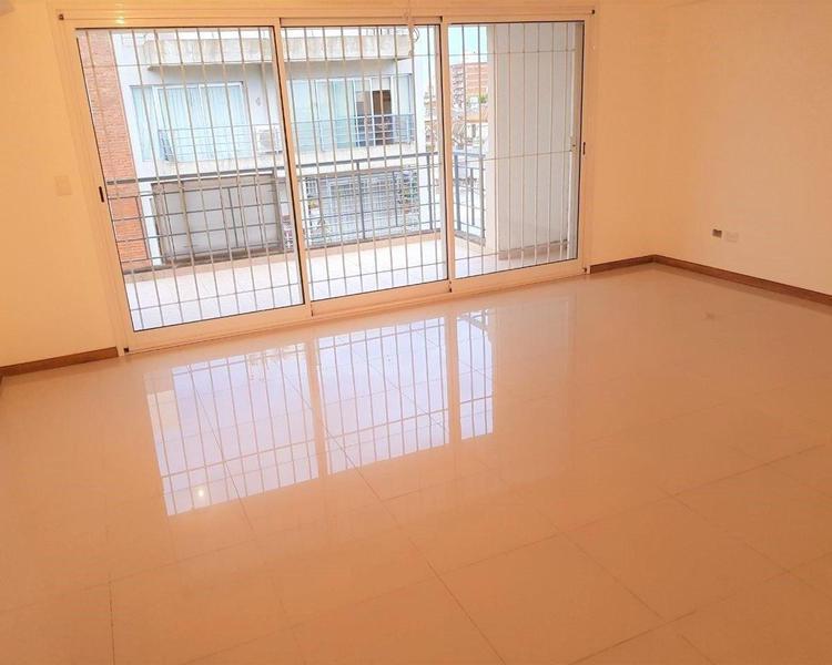 Foto de EXCELENTE DEPARTAMENTO DE 3 AMBIENTES CON BALCON TERRAZA Y COCHERA, imagen 3