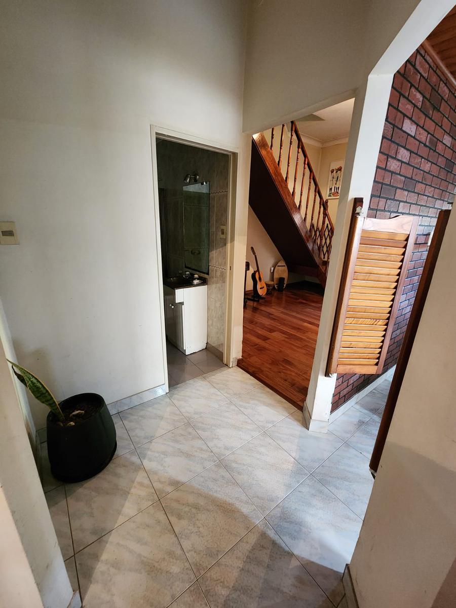 Solida y Amplia Casa Tipo Chalet de 6 Ambientes con Jardin, Pileta y Cochera en Venta. Florida 5