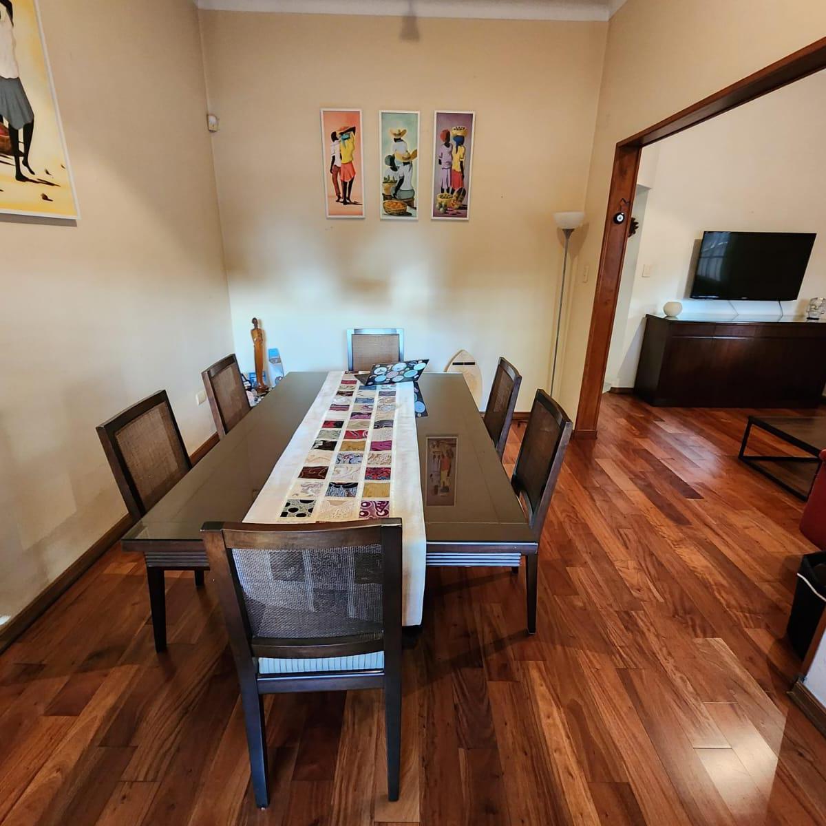 Solida y Amplia Casa Tipo Chalet de 6 Ambientes con Jardin, Pileta y Cochera en Venta. Florida 2