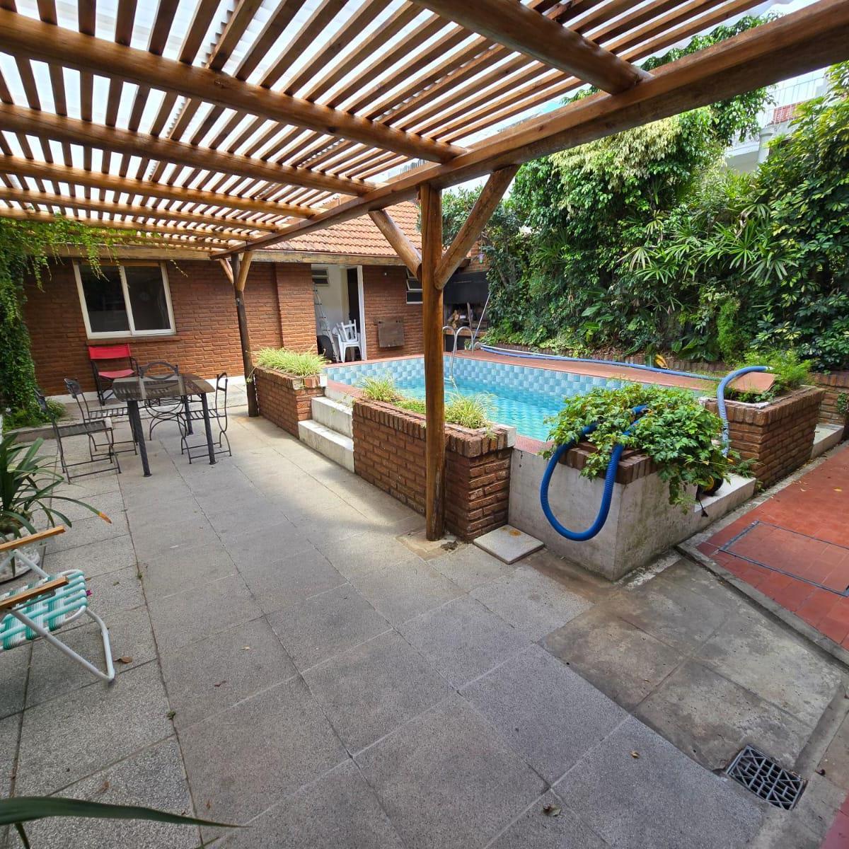 Solida Casa Tipo Chalet de 6 Ambientes con Jardin, Pileta y Cochera en Venta. Olivos 5