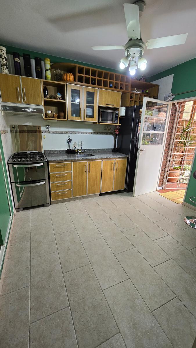 Solida Casa Tipo Chalet de 6 Ambientes con Jardin, Pileta y Cochera en Venta. Olivos 2