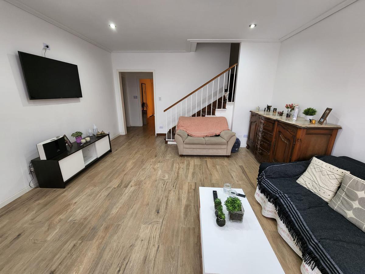 Amplia Casa Tipo Chalet de 6 Ambientes con Cochera, Jardin y Terraza en Venta. Olivos Golf 2