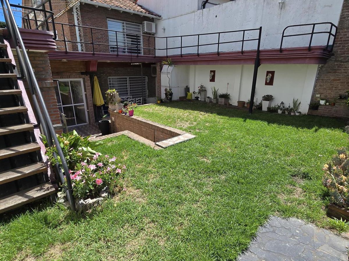 Amplia Casa Tipo Chalet de 6 Ambientes con Cochera, Jardin y Terraza en Venta. Olivos Golf 5