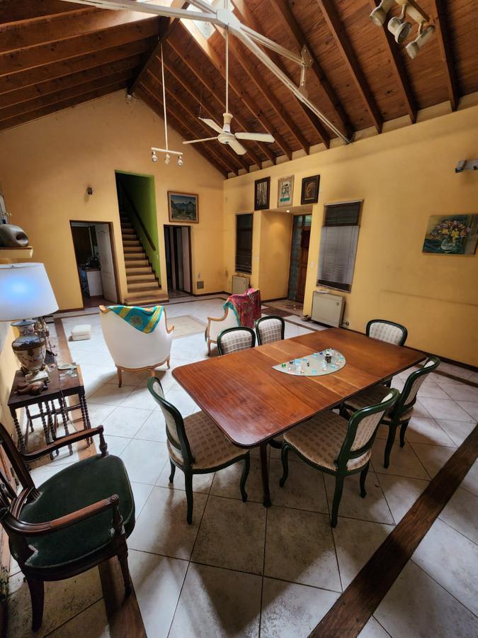 Casa de 6 Ambientes en Venta Sobre Terreno de 612 m² en La Mejor Zona del Bajo de Olivos 2