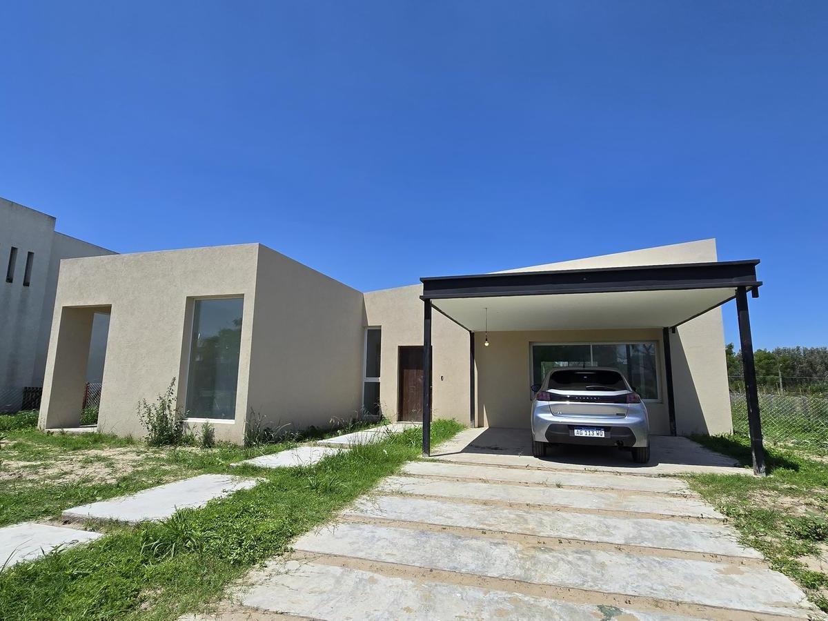 CASA DE 5 AMBIENTES A ESTRENAR CON JARDIN EN BARRIO ACACIAS, PUERTOS DEL LAGO, ESCOBAR. VENTA, ALQUI