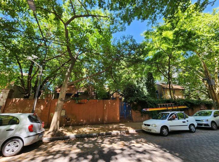 CASA DE 5 AMBIENTES CON GRAN JARDIN EN ALQUILER TEMPORARIO O TEMPORAL. EN EL BAJO DE OLIVOS 1