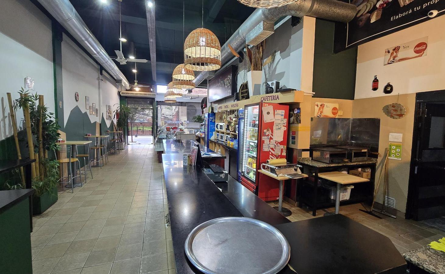 Foto de LOCAL COMERCIAL APTO VARIOS RUBROS DE 464m2 ENTRE PLANTA BAJA Y SOTANO, imagen 3