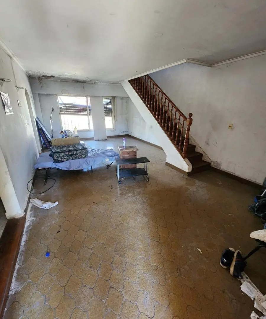 IMPORTANTE DUPLEX DE 4 AMBIENTES A REFACCIONAR CON FONDO, GARAGE EN SUBSUELO EN VENTA. MARTINEZ 8