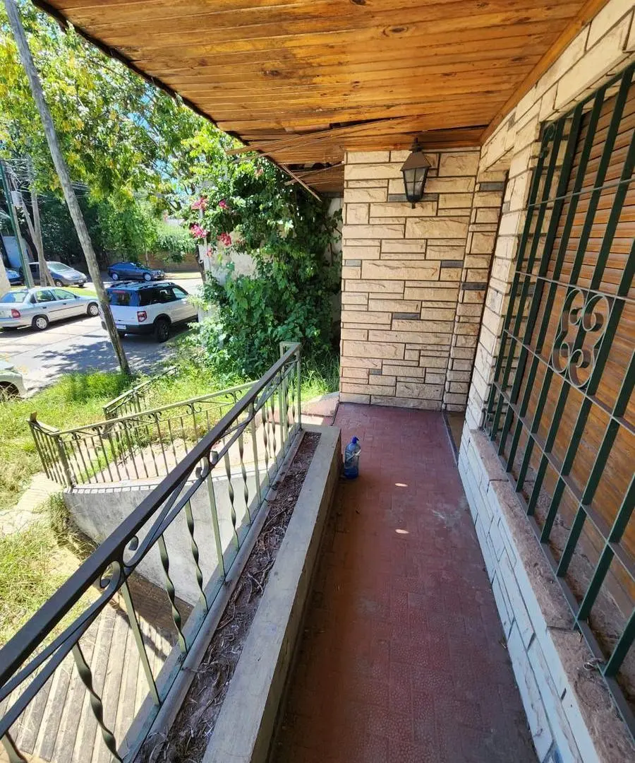 IMPORTANTE DUPLEX DE 4 AMBIENTES A REFACCIONAR CON FONDO, GARAGE EN SUBSUELO EN VENTA. MARTINEZ 3