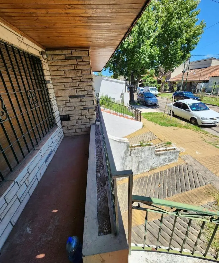IMPORTANTE DUPLEX DE 4 AMBIENTES A REFACCIONAR CON FONDO, GARAGE EN SUBSUELO EN VENTA. MARTINEZ 4