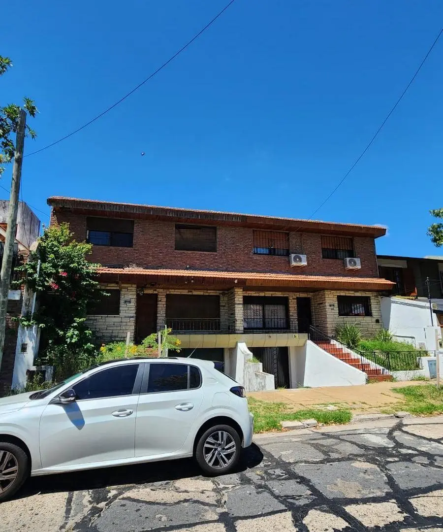 IMPORTANTE DUPLEX DE 4 AMBIENTES A REFACCIONAR CON FONDO, GARAGE EN SUBSUELO EN VENTA. MARTINEZ 1