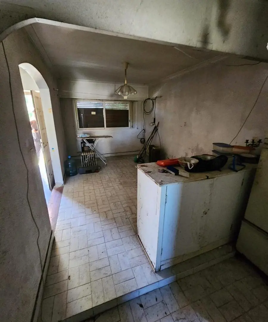 IMPORTANTE DUPLEX DE 4 AMBIENTES A REFACCIONAR CON FONDO, GARAGE EN SUBSUELO EN VENTA. MARTINEZ 5