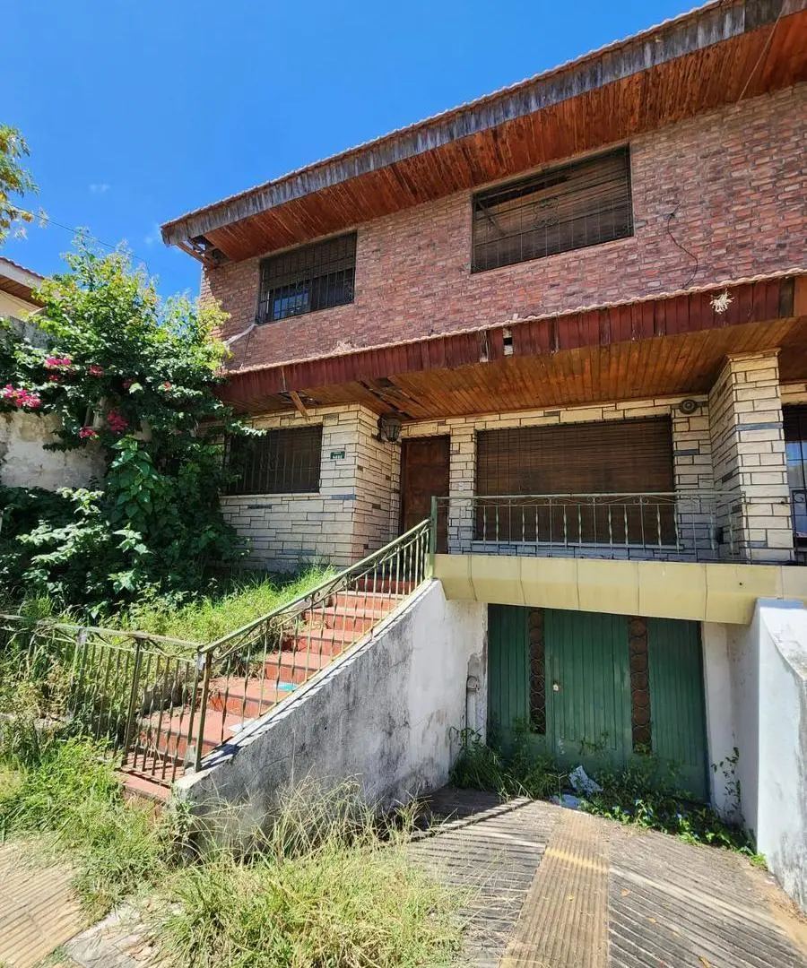 IMPORTANTE DUPLEX DE 4 AMBIENTES A REFACCIONAR CON FONDO, GARAGE EN SUBSUELO EN VENTA. MARTINEZ 2