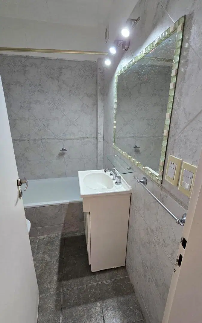 DEPARTAMENTO DE 2 AMBIENTES CON COCHERA EN VENTA. VICENTE LOPEZ 4