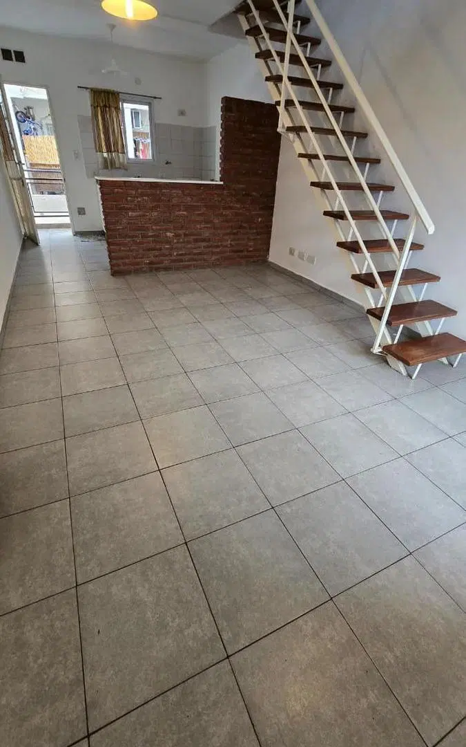 DEPARTAMENTO, CASA DE 3 AMBIENTES EN PLANTA ALTA Y EN DUPLEX CON BALCON EN ALQUILER. SAN ANDRES 1